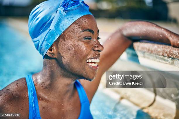 happy young woman in swimming pool - touca de natação - fotografias e filmes do acervo