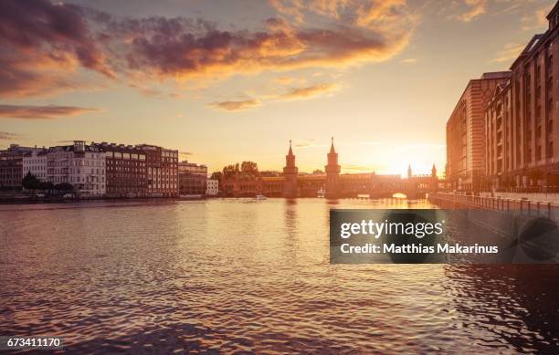 berlin oberbaum bridge with dramatic summer sunset sky - berlin sommer stock-fotos und bilder