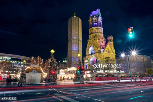 christmas market at kurfuerstendamm in berlin illuminated at night - kaiser wilhelm memorial church stock pictures, royalty-free photos & images