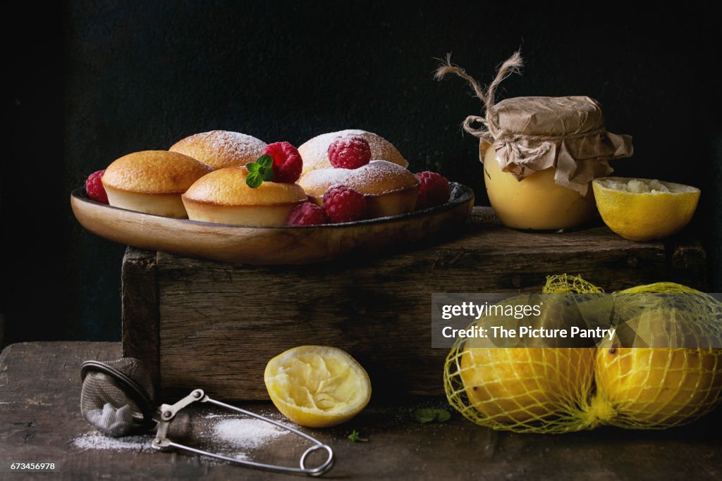 Lemon cakes with raspberries