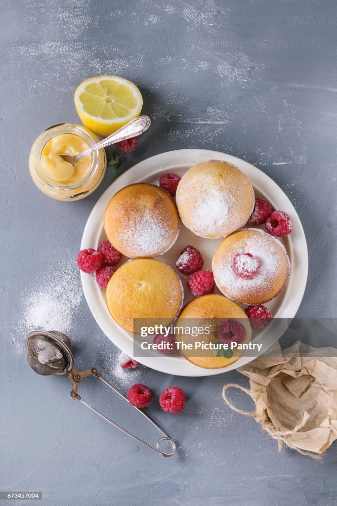 Lemon cakes with raspberries