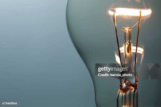 close-up van gloeiende gloeilamp - light bulb stockfoto's en -beelden