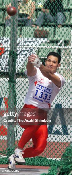 Koji Murofushi of Japan competes in the Men's Hammer Throw during the 13th Asian Games at Thammasat Stadium on December 13, 1998 in Bangkok, Thailand.