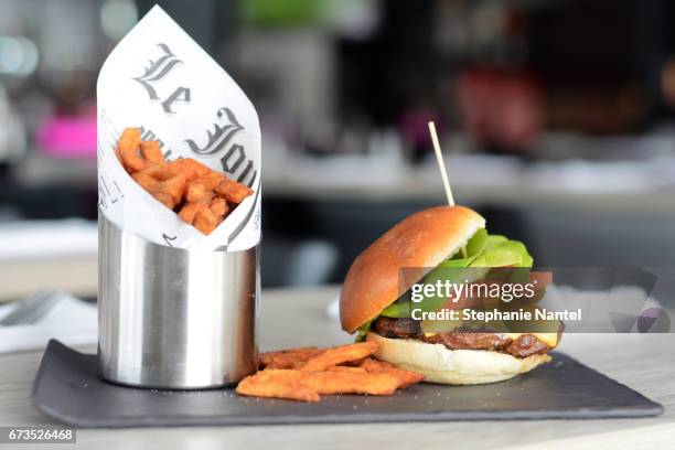 hamberger & fries - aliments et boissons stockfoto's en -beelden