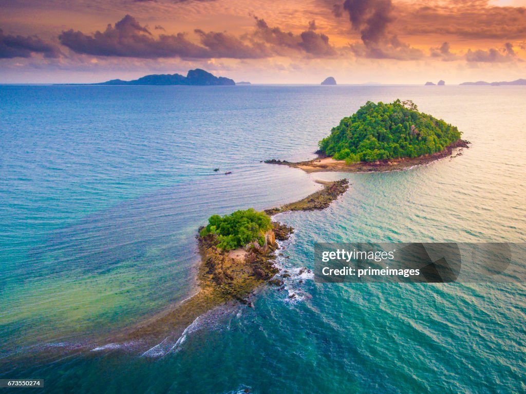 Aerial Panoramablick auf das Meer und die Küste in Süd-thailand