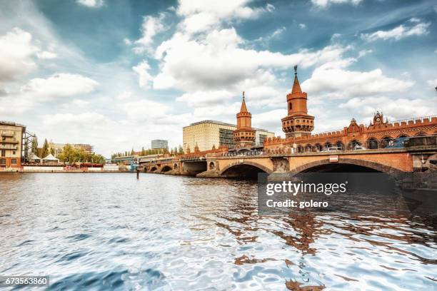 blick vom ufer auf der oberbaumbrücke berlin - oberbaumbrücke stock-fotos und bilder