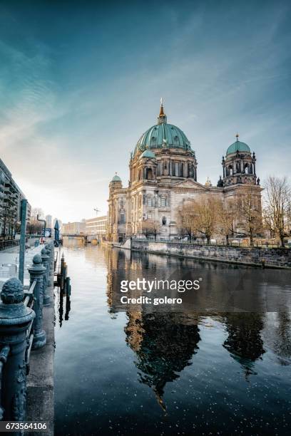 berliner dom met reflectie in de rivier op ochtend uur - berlin stockfoto's en -beelden