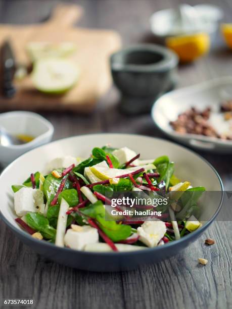 ensalada saludable bistro - queso de cabra fotografías e imágenes de stock