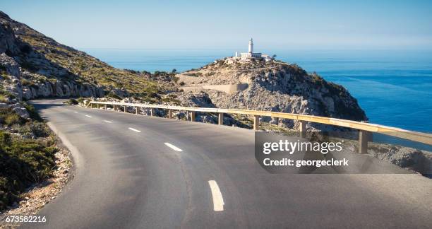 camino al faro de formentor de la tapa de la bobina - cabo formentor fotografías e imágenes de stock