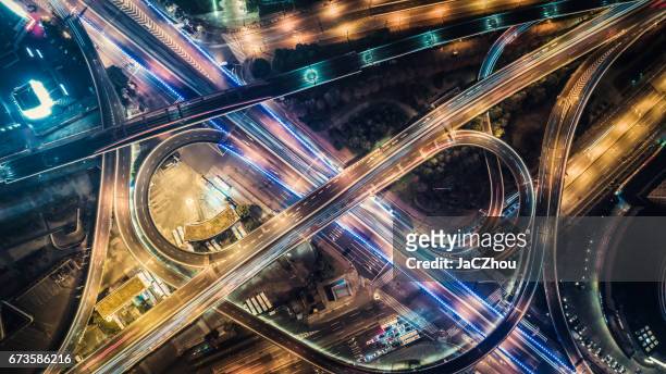 vista aérea de la carretera en la noche - punto de vista de dron fotografías e imágenes de stock