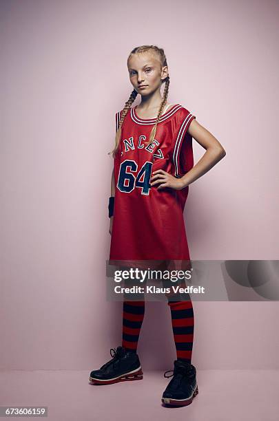 portrait of cool young female baskeball player - uniforme de baloncesto fotografías e imágenes de stock