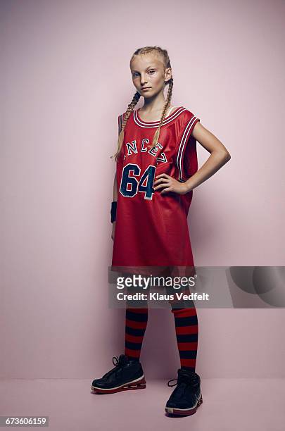 portrait of cool young female baskeball player - basketball uniform - fotografias e filmes do acervo