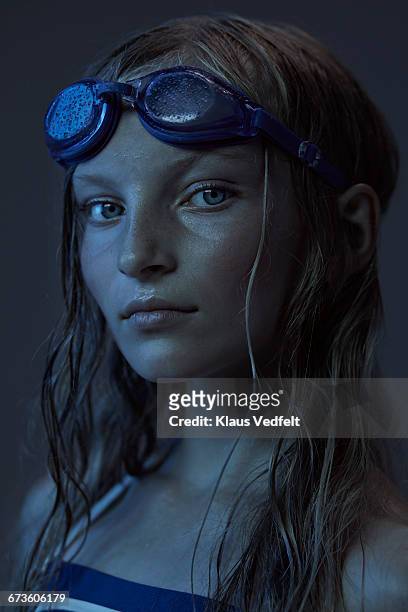 close-up portrait of young swimmer with wet hair - studio portrait swimmer photos et images de collection