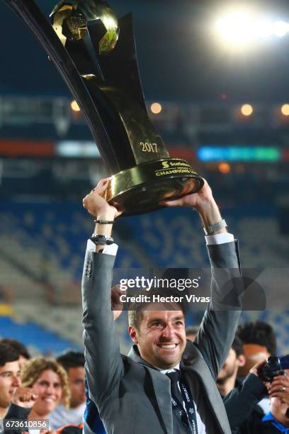 Diego Alonso coach of Pachuca lifts the trophy to celebrate after winning the Final second leg match between Pachuca and Tigres UANL as part of the...