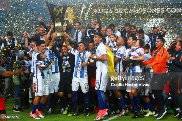 Oscar Perez and Emmanuel Garcia of Pachuca lift the trophy to celebrate with teammates after winning the Final second leg match between Pachuca and...