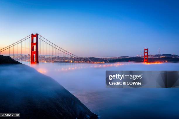 golden gate bridge in fog, san francisco, usa - golden gate bridge city fog stock-fotos und bilder