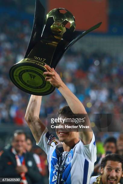 Hirving Lozano of Pachuca lifts the trophy to celebrate after winning the Final second leg match between Pachuca and Tigres UANL as part of the...