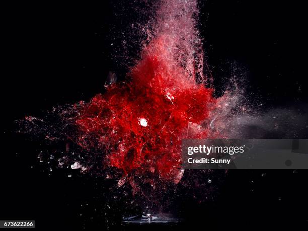 exploding wineglas - exploding glass stockfoto's en -beelden