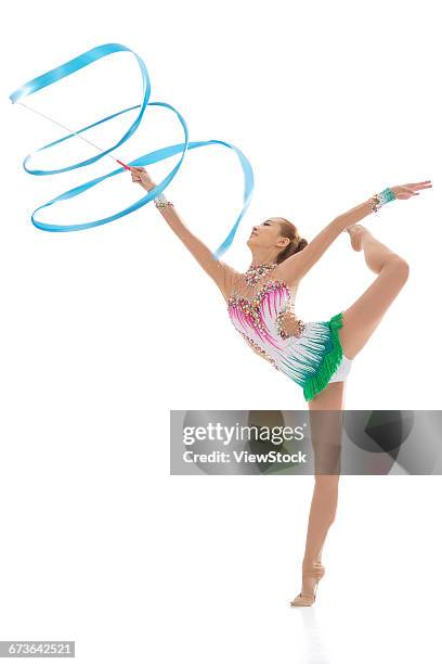 female gymnastics athlete - ritmische-gymnastiek stockfoto's en -beelden