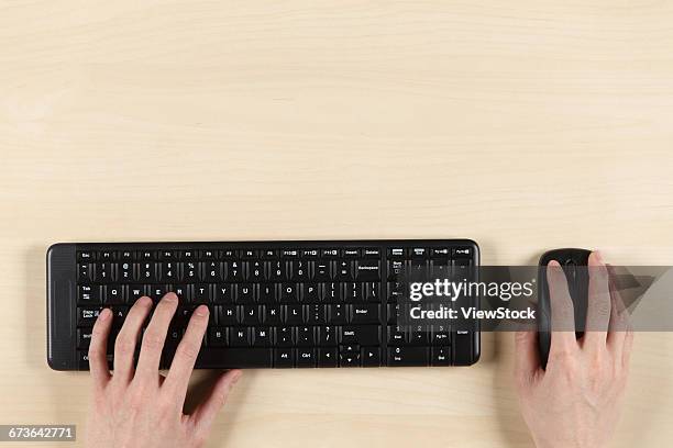 Computer Mouse Overhead Hand Mouse Overhead Photos and Premium High Res Pictures - Getty Images