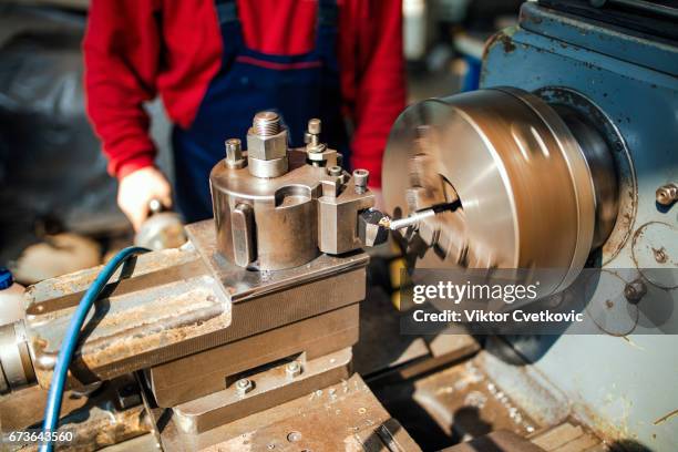 metallarbeiter factory - stanze stock-fotos und bilder