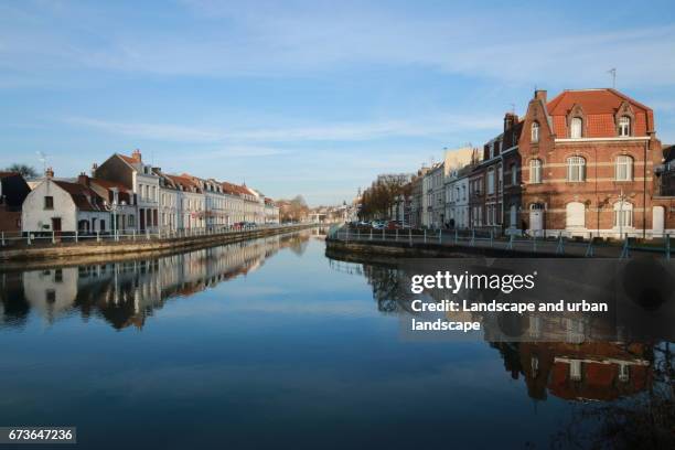 reflet d'habitations dans le nord de la france - miroir stock pictures, royalty-free photos & images