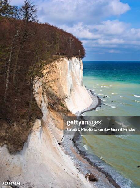 rügen island chalk cliffs jasmund national park (kreidefelsen) - rügen island chalk cliffs stock-fotos und bilder