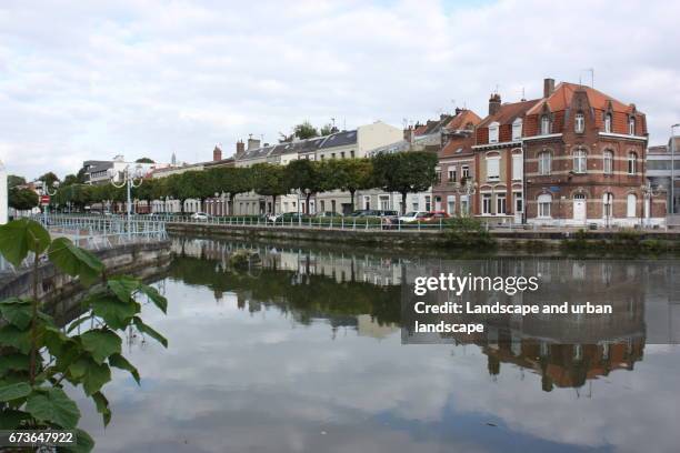 reflet d'une barre d'habitation dans le nord de la france - effet de perspective 個照片及圖片檔