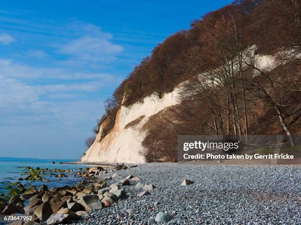 rügen island chalk cliffs jasmund national park (kreidefelsen) - rügen kreidefelsen stock pictures, royalty-free photos & images