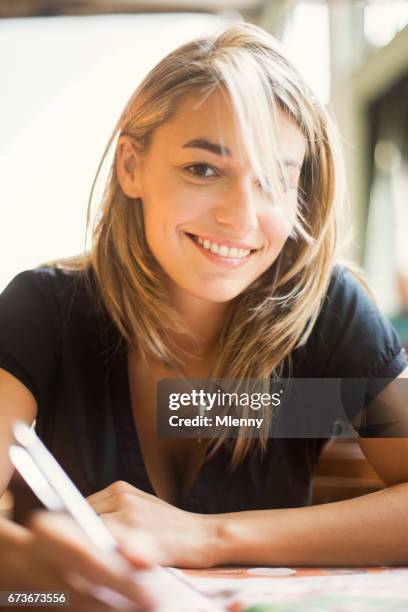 giovane donna bionda che studia nella biblioteca universitaria - politecnico milano foto e immagini stock