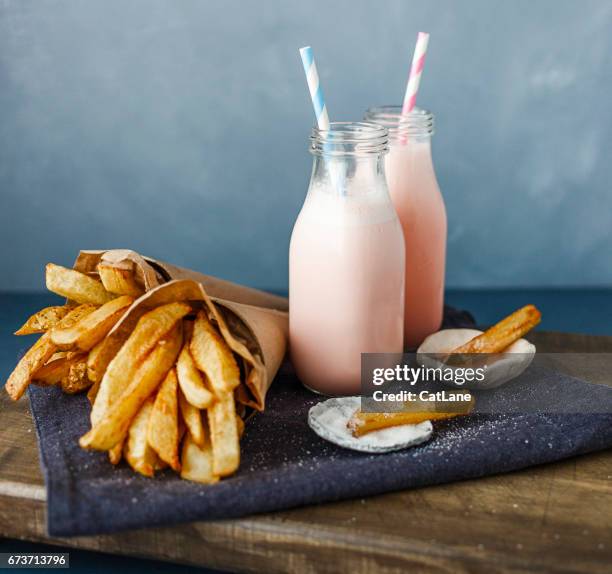 caseiro, batatas fritas e milk-shake - savory food - fotografias e filmes do acervo