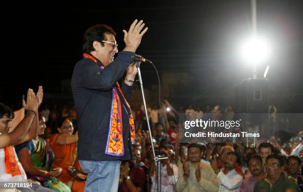 Bollywood actor Vinod Khanna at public rally as Gujarat state goes for second phase of voting for the General Assembly at Diwalipura in Baroda...