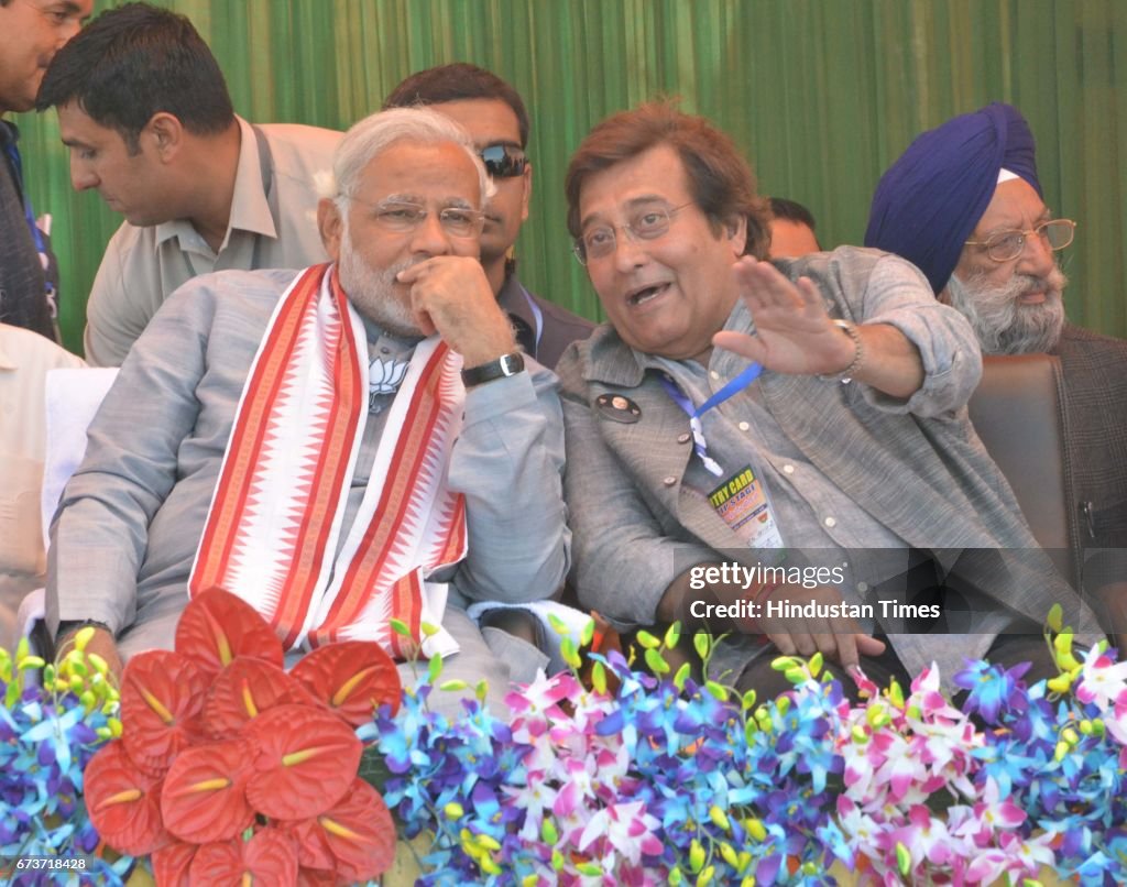 File Photo: Veteran Actor Vinod Khanna Dies At 70 From Bladder Cancer