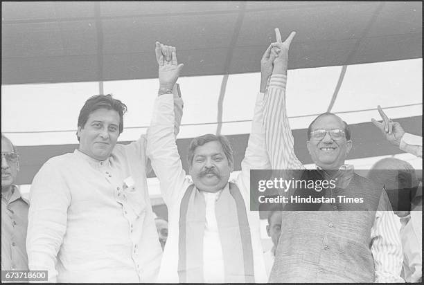 Bollywood actor Vinod Khanna campaigns for Arun Jain, MCA candidate from Minto Road, on November 21, 1998 in New Delhi, India. Veteran actor and...