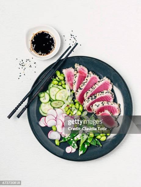 tuna steak with salad - sesamfrö bildbanksfoton och bilder