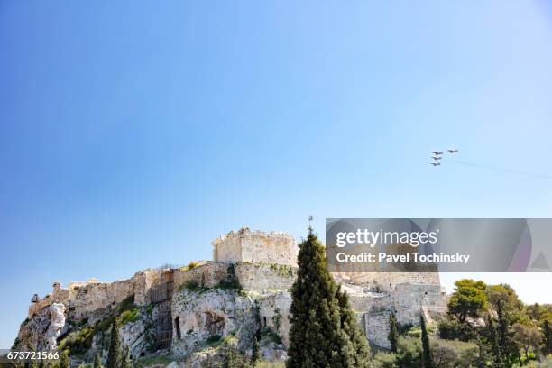 acropolis hill during greece national day 2017, athens - greek independence day stockfoto's en -beelden