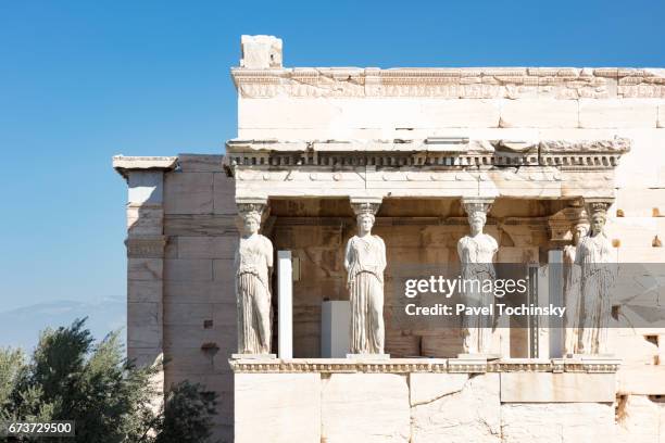 erechtion, temple in honor of athena and poseidon on acropolis hill, athens - poseidon sculpture 個照片及圖片檔