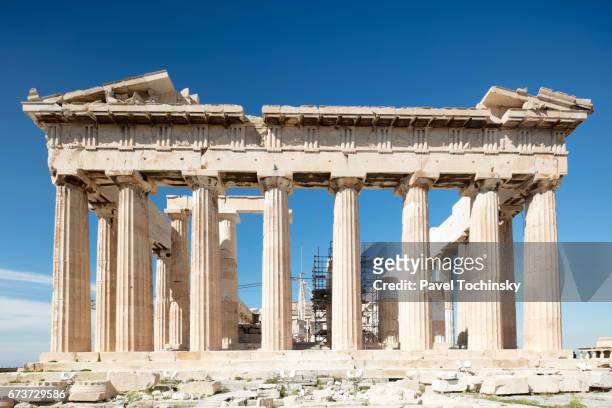 frontal portico of the parthenon on acropolis hill, athens - pantheon stock-fotos und bilder