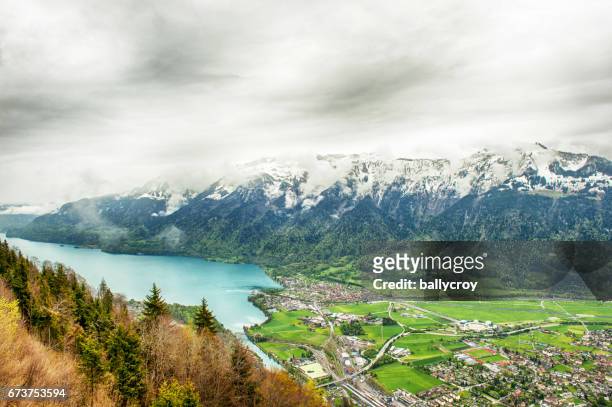 vista aérea de interlaken, suiza - lago thun fotografías e imágenes de stock