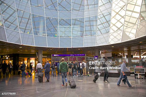 passengers at airport, frankfurt, germany - aeroporto internazionale di francoforte foto e immagini stock
