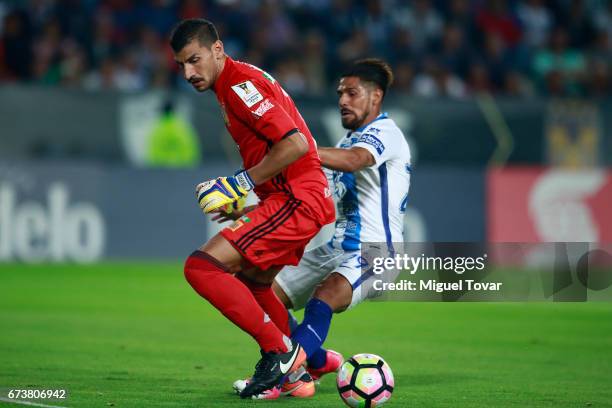 Franco Jara of Pachuca fights for the ball with Nahuel Guzman goalkeeper of Tigres during the Final second leg match between Pachuca and Tigres UANL...