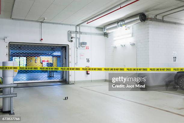 policeline do not cross - caution tape stock-fotos und bilder