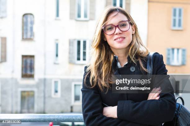 portret jonge vrouw student - blond haar stockfoto's en -beelden