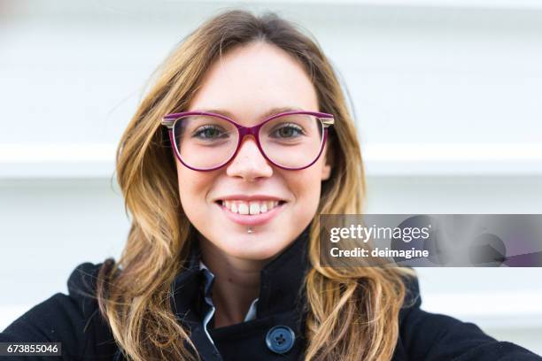 selfie portrait nette junge frau schüler. - blonde girl smiling stock-fotos und bilder