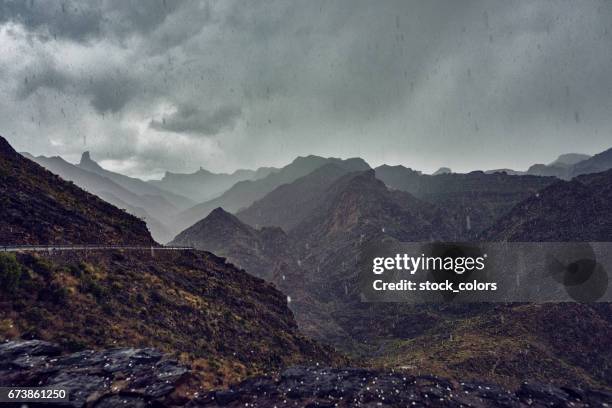 está lloviendo y frío - tejeda canary islands fotografías e imágenes de stock