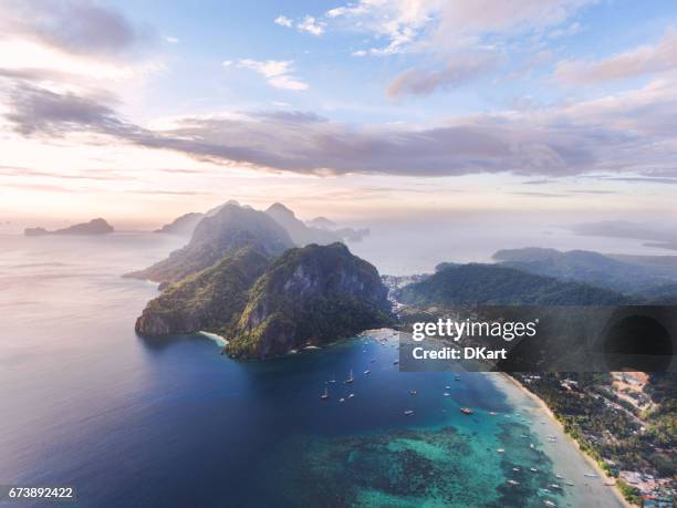 el nido bij zonsondergang - el nido stockfoto's en -beelden