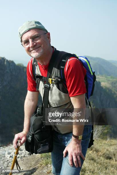 senior man hiking in the italian alps - alleen seniore mannen stockfoto's en -beelden