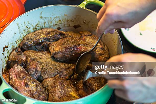 pot roast - menschliche hand 個照片及圖片檔