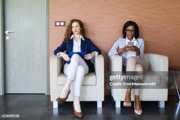 businesswomen waiting for a job interview - de pernas cruzadas imagens e fotografias de stock