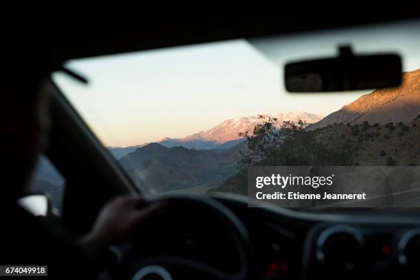 road trip, inside car,  atlas mountains, morocco 2017 - ciel sans nuage stock-fotos und bilder